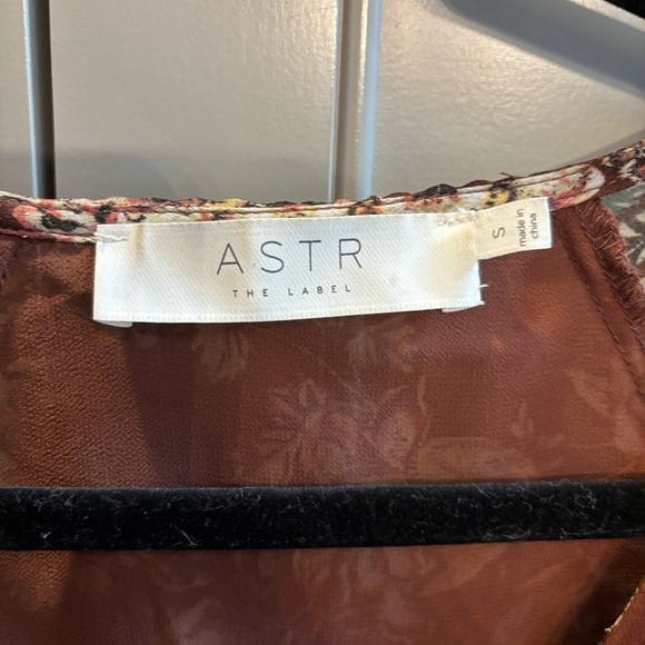 ASTR the label Scarlet Long Sleeve Minidress S. Worn by Kelly Clarkson on tv - Picture 3 of 9